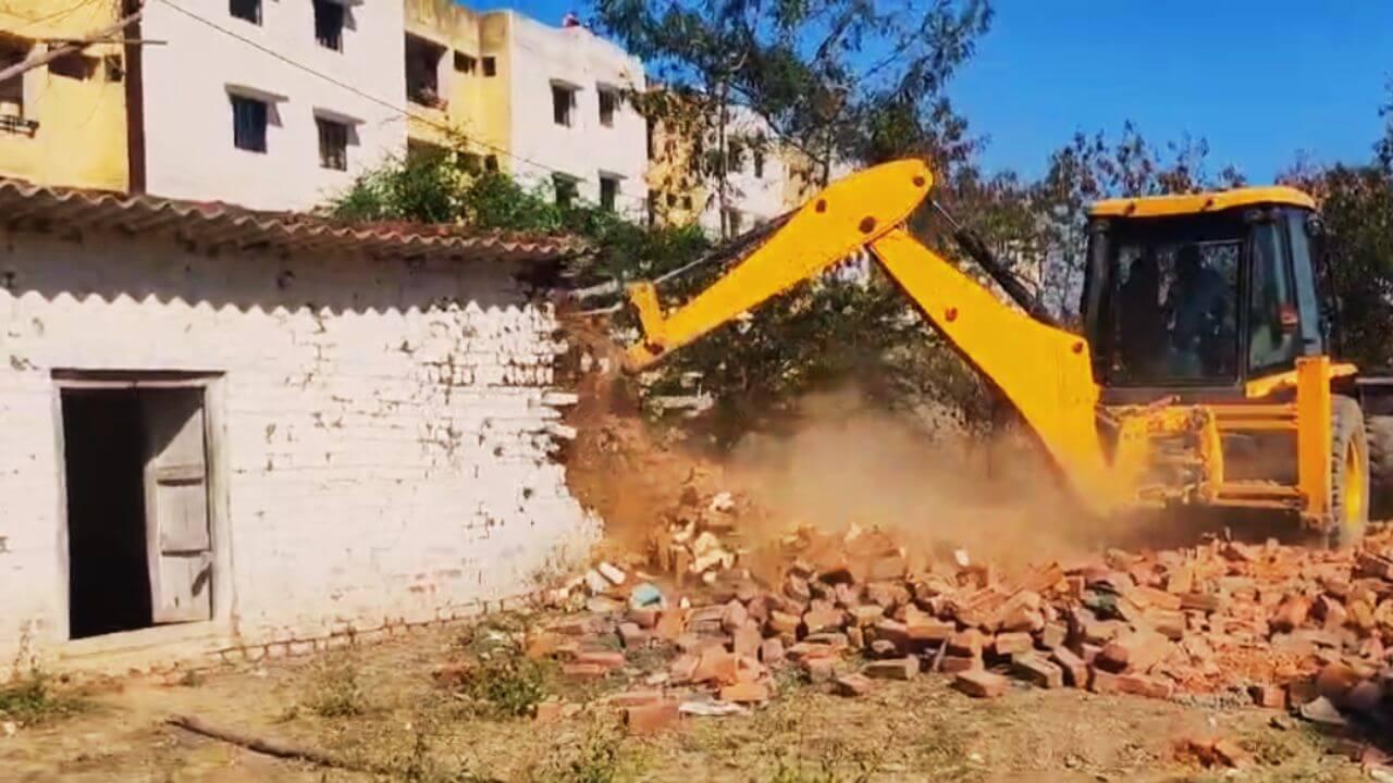 दमोह में तीसरे दिन भी बुलडोजर एक्शन जारी, गोकशी में लिप्त लोगों के हटाए गए अवैध कब्जे