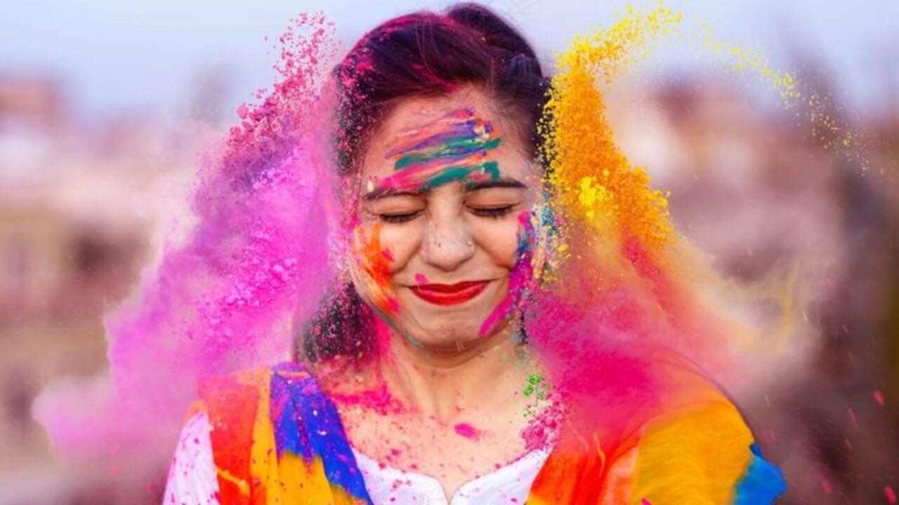 होली के रंगों से स्किन नहीं होगी डैमेज, बस इन बातों का रखें खास ख्याल