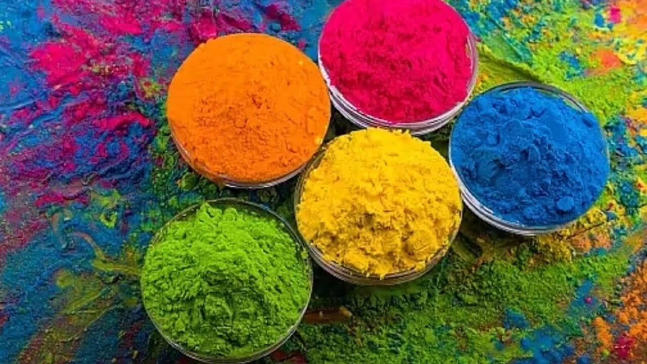 एक चुटकी गुलाल के ये उपाय दूर कर देंगे सारी परेशानी, जीवन में छाएगी खुशियों की बहार