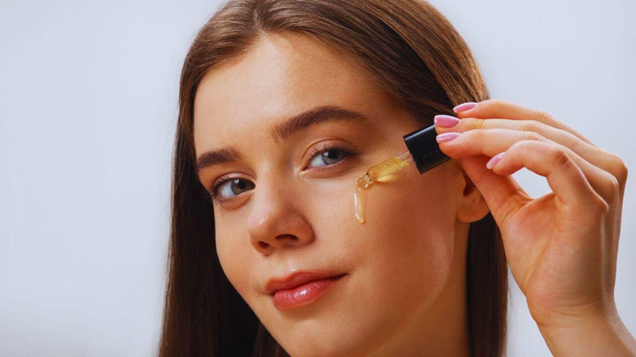 सीरम लगाने के दौरान 90% लोग करते हैं ये बड़ी गलती, स्किन पर पड़ता है उल्टा असर, जानें सही तरीका