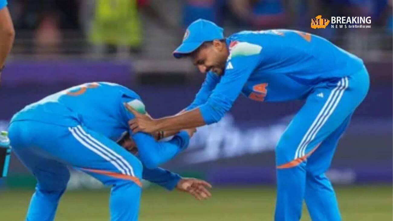 आखिर क्यों विराट कोहली ने छुए थे अक्षर पटेल के पैर? सोशल मीडिया पर तस्वीर हुई वायरल