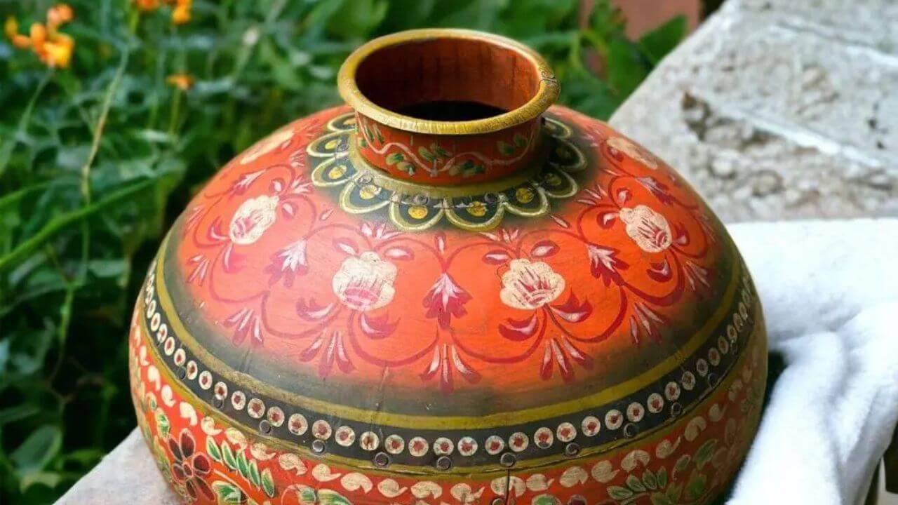 गर्मी में मटका के पानी को रखना है ठंडा, तो किचन में मौजूद इस 1 चीज का ऐसे करें इस्तेमाल