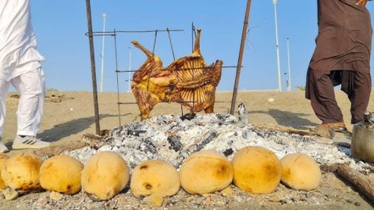 पाकिस्तान में लोग क्यों खाते हैं पत्थर की रोटी? जानें यह मजबूरी है या शौक