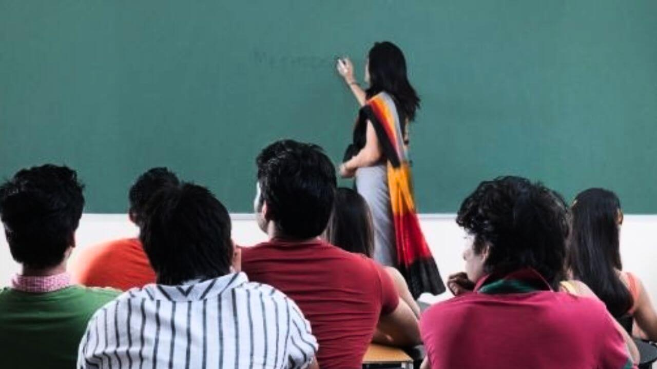 समय से पहले कॉलेज से जाने वाले प्रोफेसर्स और असिस्टेंट प्रोफेसर्स का कटेगा वेतन, प्राचार्यों को निर्देश जारी