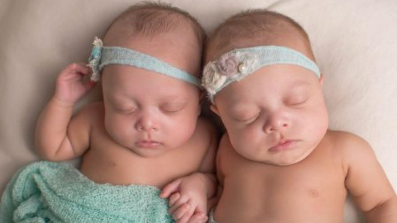 जुड़वा बेटियों को दें ये स्टाइलिश नाम, बहुत ही खास और यूनिक हैं इनके अर्थ