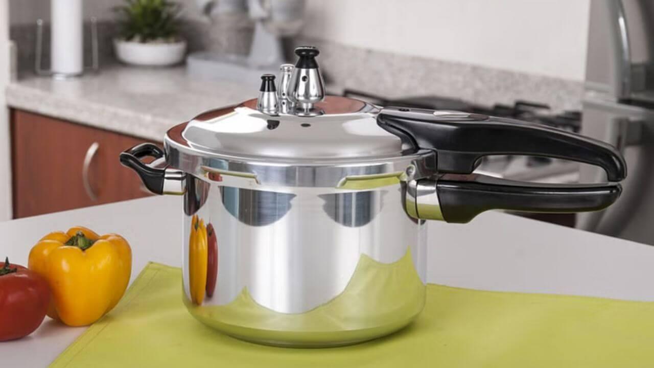 इन 5 चीजों को प्रेशर कुकर में पकाना पड़ सकता है भारी, बन जाती हैं जहर!