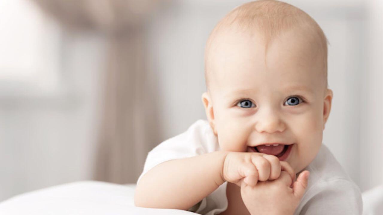 L अक्षर से नन्ही गुड़िया को दें ये मॉडर्न नाम, एकदम परफेक्ट है इनके अर्थ