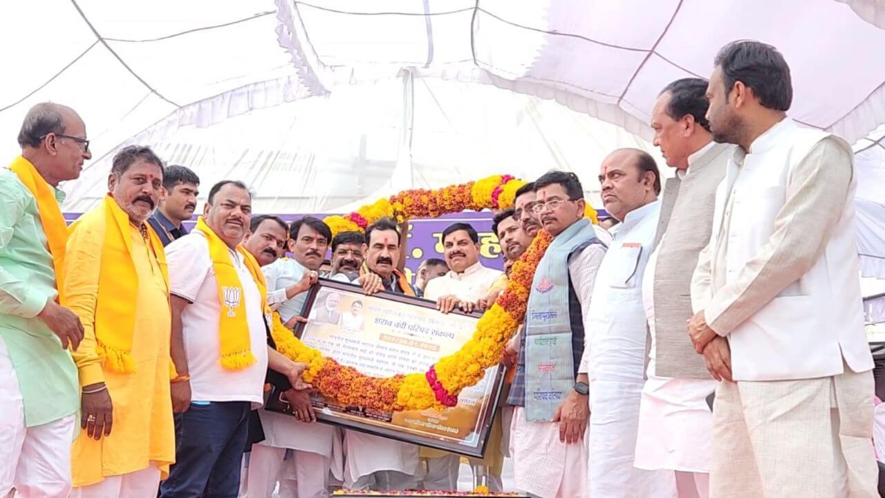 शराब बंदी पर सीएम डॉ मोहन यादव का दतिया में भव्य स्वागत, बोले- आपके अपार प्रेम और आशीर्वाद से मन अभिभूत है