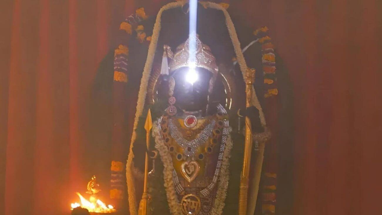 सूर्य तिलक से सुशोभित हुआ रामलला का मस्तक, जयकारों से गूंज उठा मंदिर परिसर