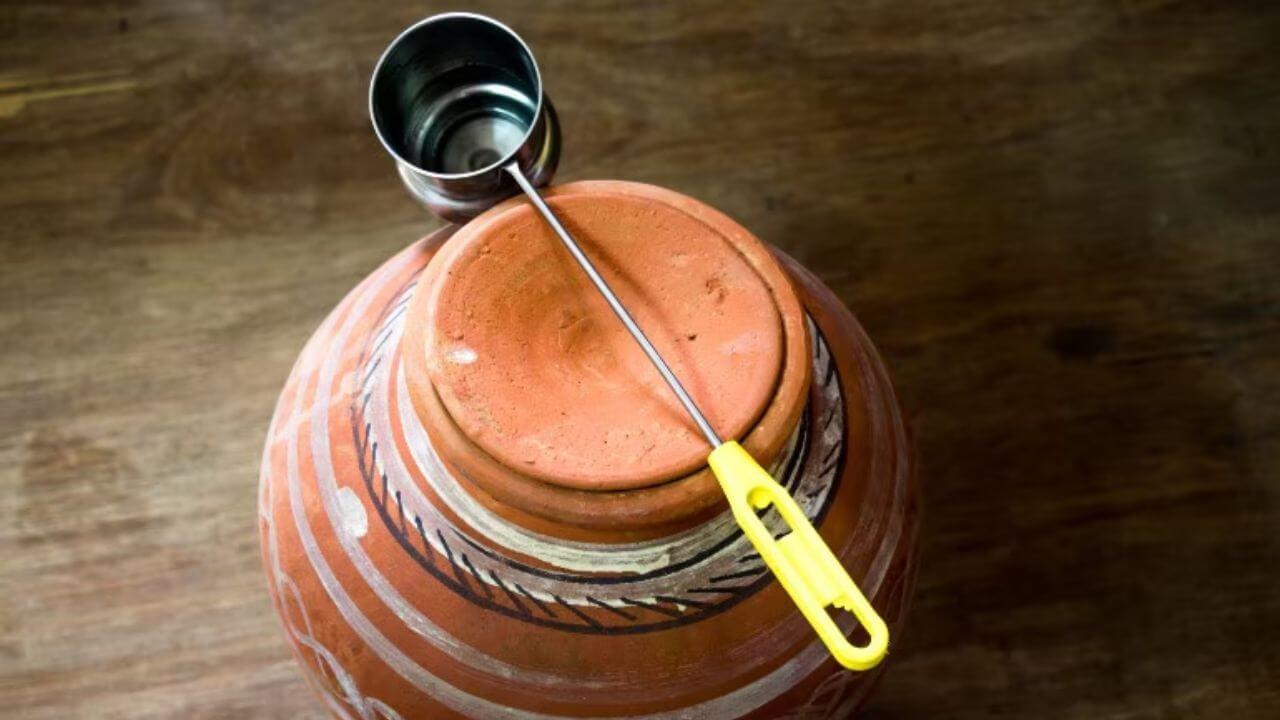 चिलचिलाती गर्मी में मटके का पानी रहेगा फ्रिज से भी ज्यादा ठंडा, बस चाहिए किचन की ये 2 चीजें