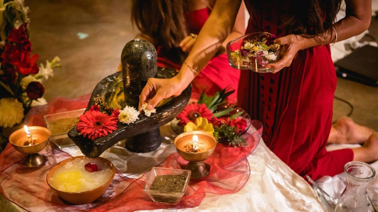 सोमवार पूजा नियम, इस विधि से करें लिंगाष्टक स्तोत्र का पाठ, मिलेगी शिव कृपा