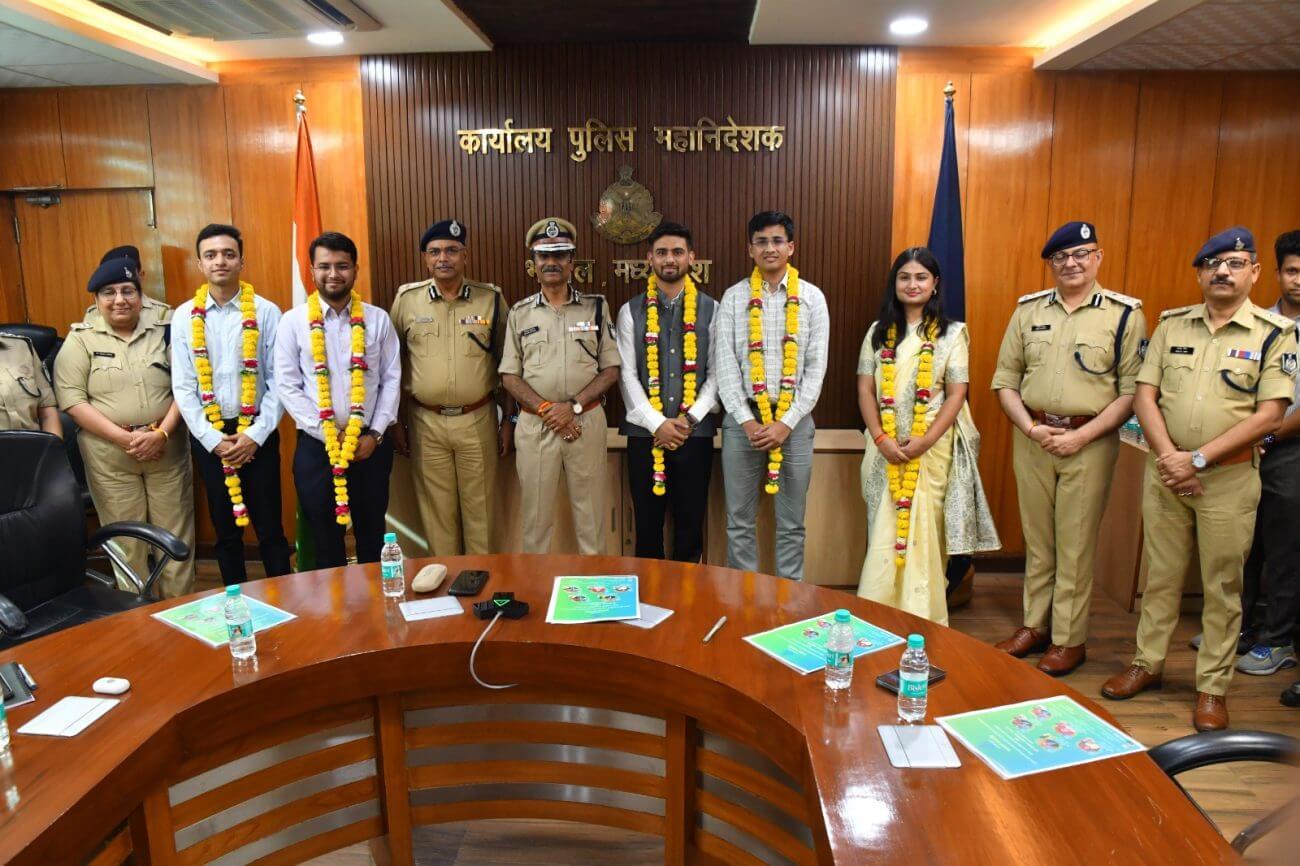 पुलिस कर्मियों के UPSC में चयनित बच्चों को डीजीपी कैलाश मकवाणा ने किया सम्मानित