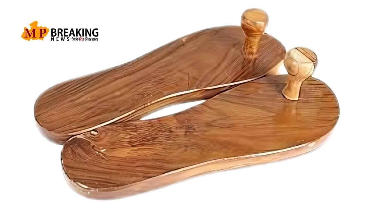 घर में लकड़ी की खड़ाऊ रखने से बदल सकती है किस्मत? ज्योतिष की ये बातें चौंका देंगी