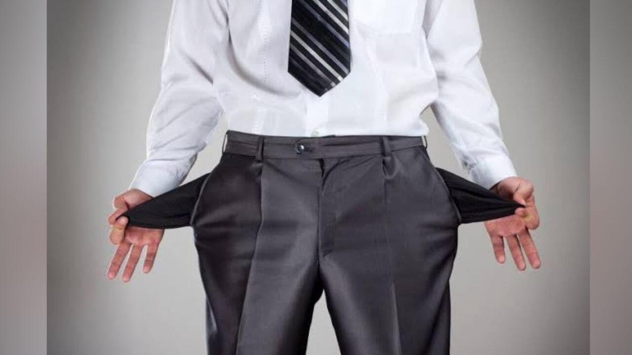 ये 4 आदतें बना देती हैं कंगाल! पुरखों की छोड़ी दौलत भी हो जाती है बर्बाद, जानिए अमीर बनने के आसान टिप्स