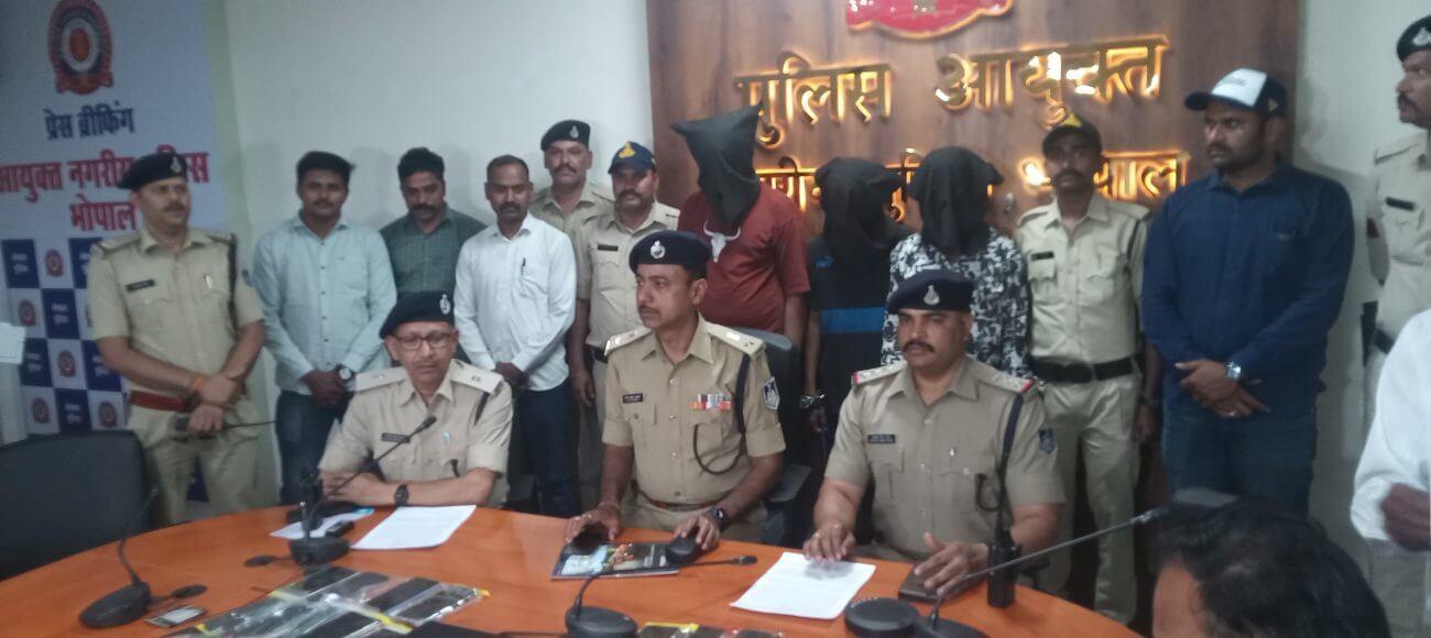पुलिस ने पकड़े मोबाईल झपटने वाले आरोपी, 08 लाख कीमत के मोबाईल जब्त, पलक झपकते ही छीन लेते थे फोन
