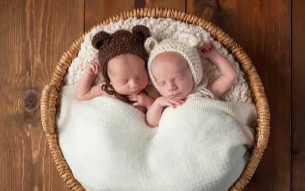 जुड़वा बेटों को E अक्षर से दें सुंदर नाम, बहुत अनोखे हैं इनके अर्थ