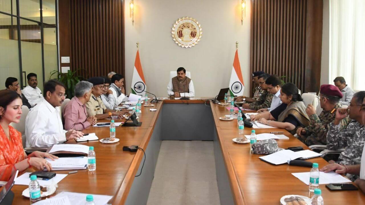 सीएम डॉ मोहन यादव के अधिकारियों को निर्देश, नागरिकों की सुरक्षा सरकार की सर्वोच्च प्राथमिकता, छुट्टियों पर लगाई रोक