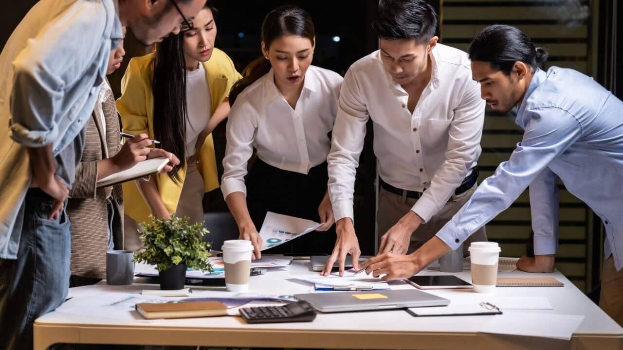 चेहरे से नहीं, कॉन्फिडेंस से बनती है पर्सनैलिटी! अपनाएं ये 5 ट्रिक्स और बदल जाएंगी जिंदगी