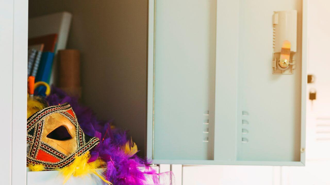 अब पता चला! घर की इस दिशा में पैसा रखने से होती है तिजोरी खाली, जानिए वजह