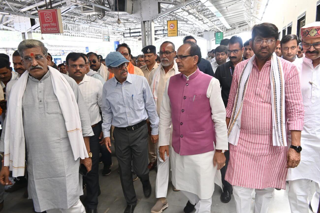  केंद्रीय मंत्री शिवराज सिंह चौहान ने किया विदिशा रेलवे स्टेशन का निरीक्षण, अमृत भारत स्टेशन योजना के अंतर्गत पुनर्विकास कार्यों का लिया जायजा
