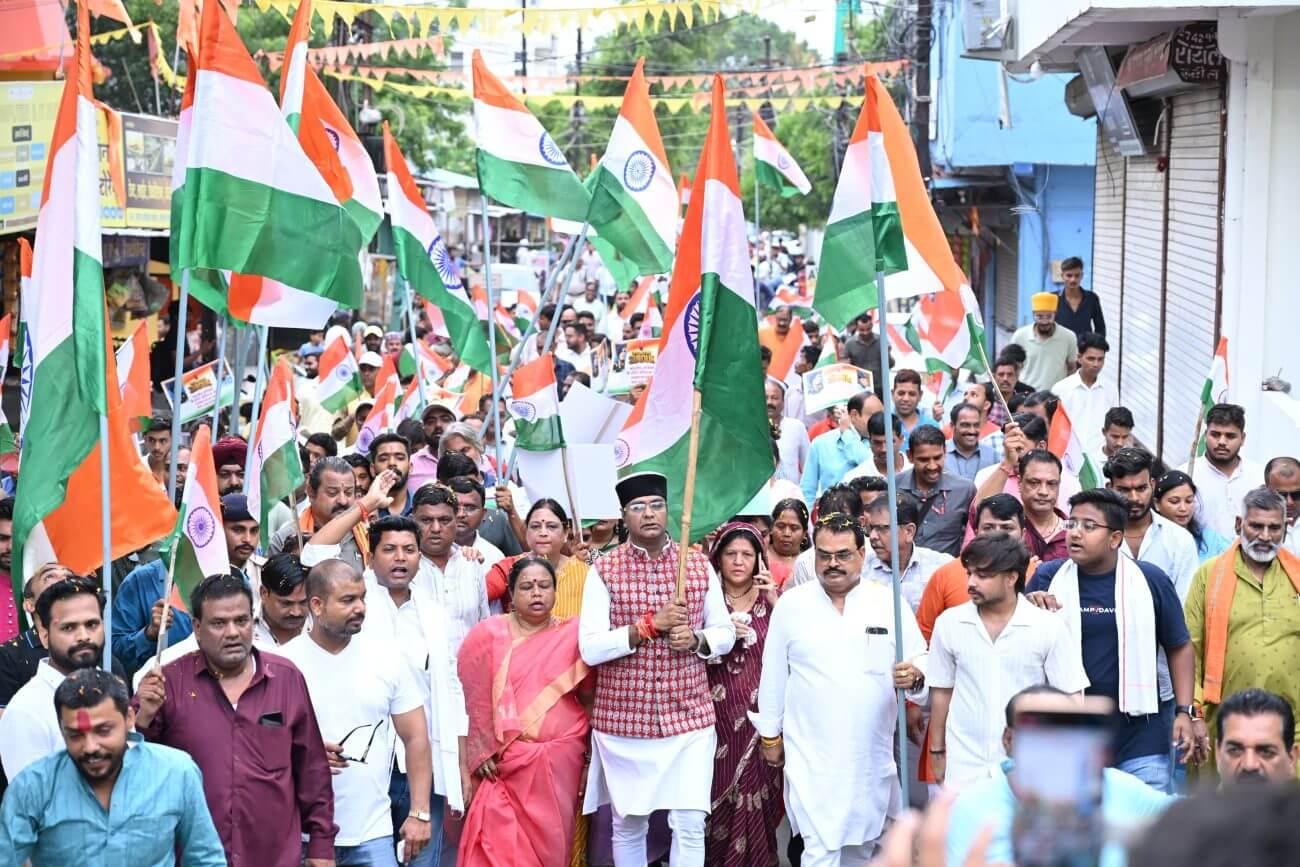 ऑपरेशन सिंदूर की ऐतिहासिक सफलता का जश्न जारी, भोपाल में तिरंगामय हुई नरेला विधानसभा