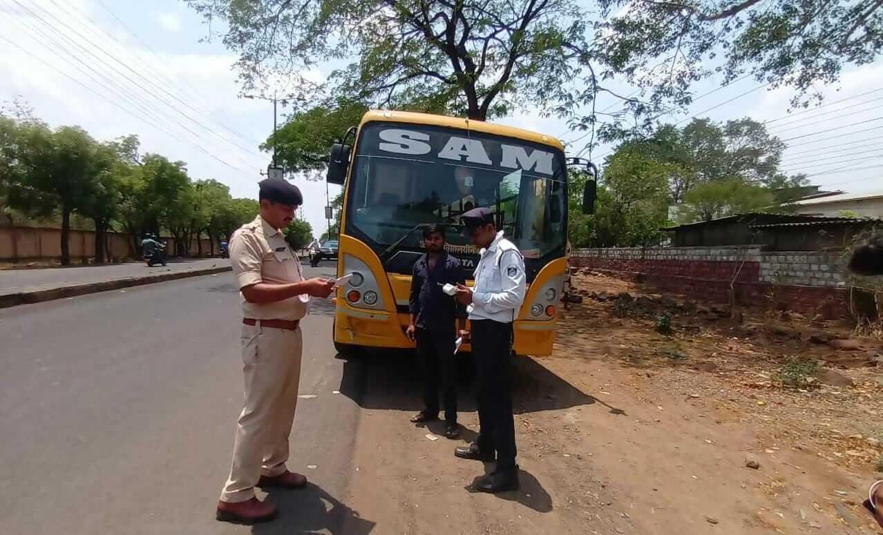 बाणगंगा चौराहे पर बस हादसे के बाद सड़क पर उतरा ट्रैफिक अमला, कुछ ही घंटों में 410 बसों की कर डाली जांच, ज्यादातर अनफिट