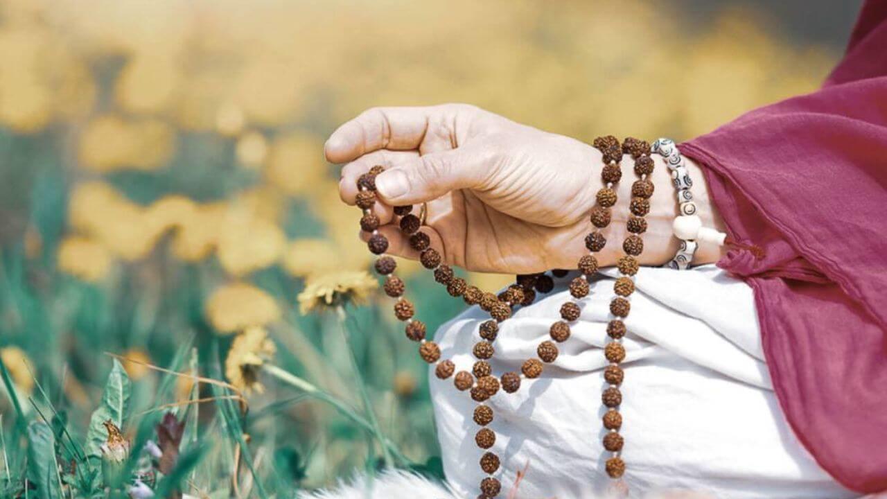 गुरुवार को ये 3 लक्ष्मी मंत्र बोलते ही बदल जाएगी किस्मत, अटके काम भी होंगे पूरे