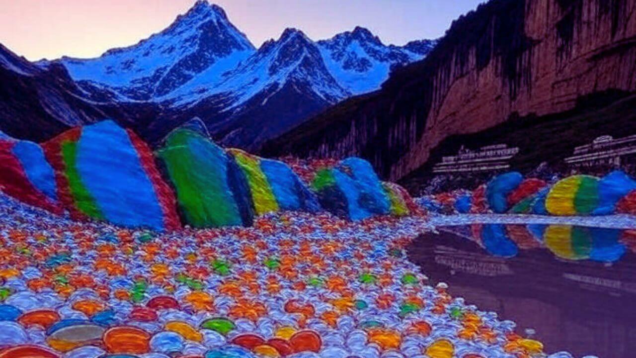 कहीं नमक का मैदान तो कहीं ग्लास बीच, जानिए दुनिया के इन 5 अनूठे पर्यटन स्थल के बारे में