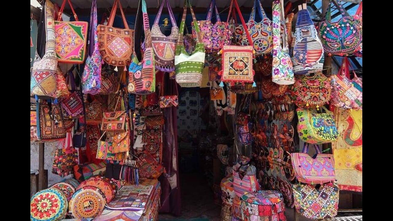 योग नगरी के इस सस्ते बाजार से बजट में करें खरीदी, यहां मिलेगा ट्रेंडिंग आउटफिट और ज्वेलरी का लेटेस्ट कलेक्शन