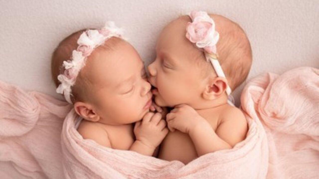 ट्विंस बेटियां के लिए D अक्षर से ट्रेंडी नाम, यहां देखें इनके खूबसूरत अर्थ