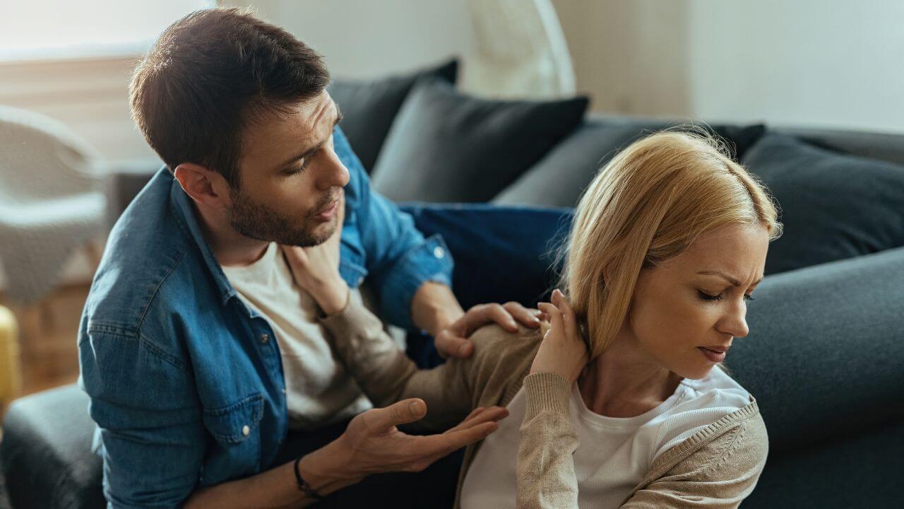 प्यार में धोखा देते हैं ऐसे लोग! अगर आपके पार्टनर में भी हैं ये 5 आदतें, तो अब हो जाएं अलर्ट