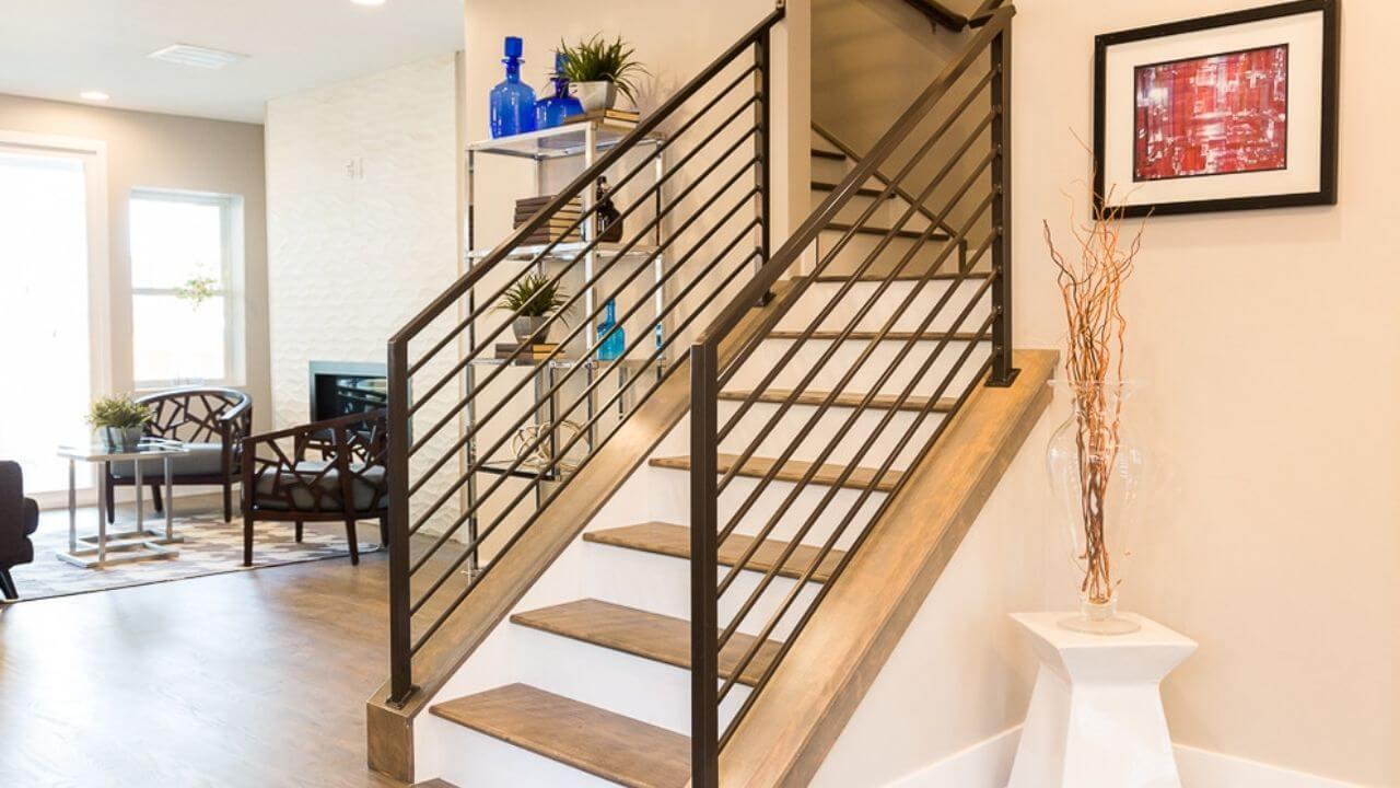 घर में सीढ़ियां बनवाते समय न करें ये 3 गलतियां, वरना जीवनभर भुगतना पड़ेगा नुकसान