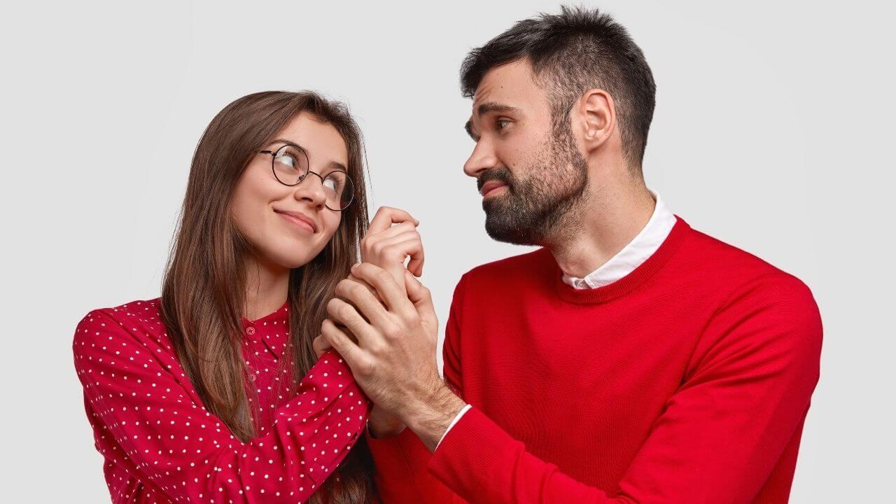 प्यार में धोखा देने वाले लोग अक्सर होते हैं ऐसे, शुरू से बना लें दूरी वरना टूट सकता है दिल