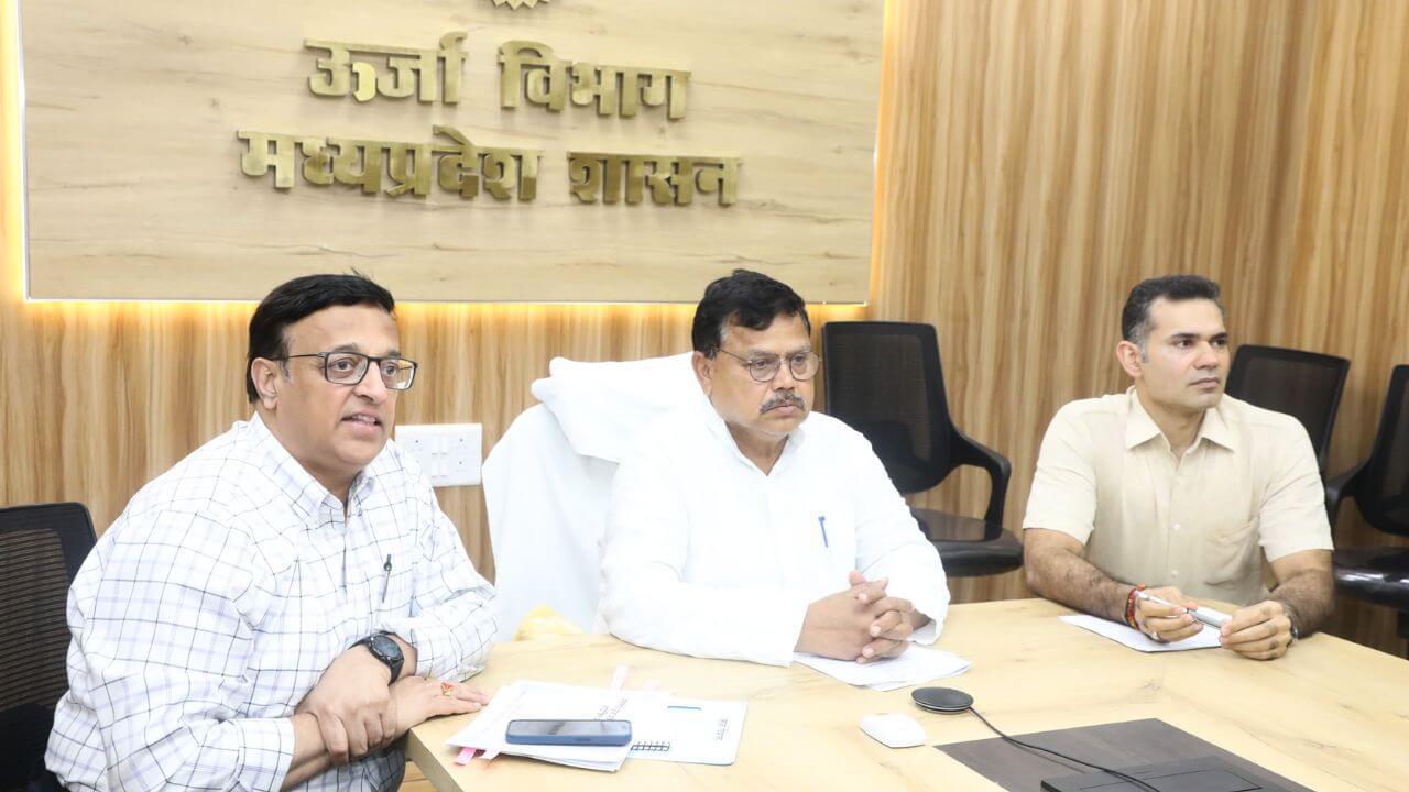 ऊर्जा मंत्री की दो टूक, जो अधिकारी जिम्मेदारी नहीं उठा सके वहां जूनियर सक्षम अधिकारियों को पदस्थ करें, 15 अफसरों की वेतन वृद्धि रोकी