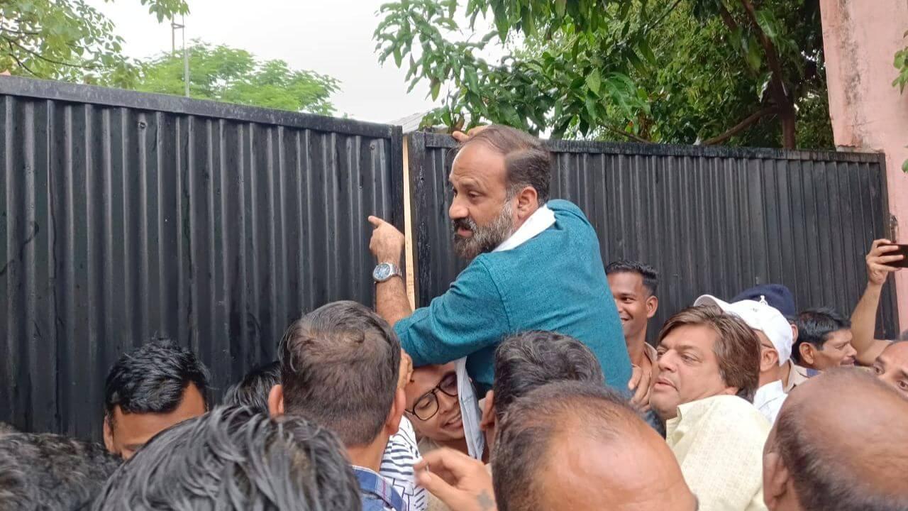 Transfer के बाद भी कुर्सी छोड़ने के लिए तैयार नहीं डीईओ, कार्यमुक्त करवाने कांग्रेस ने किया प्रदर्शन