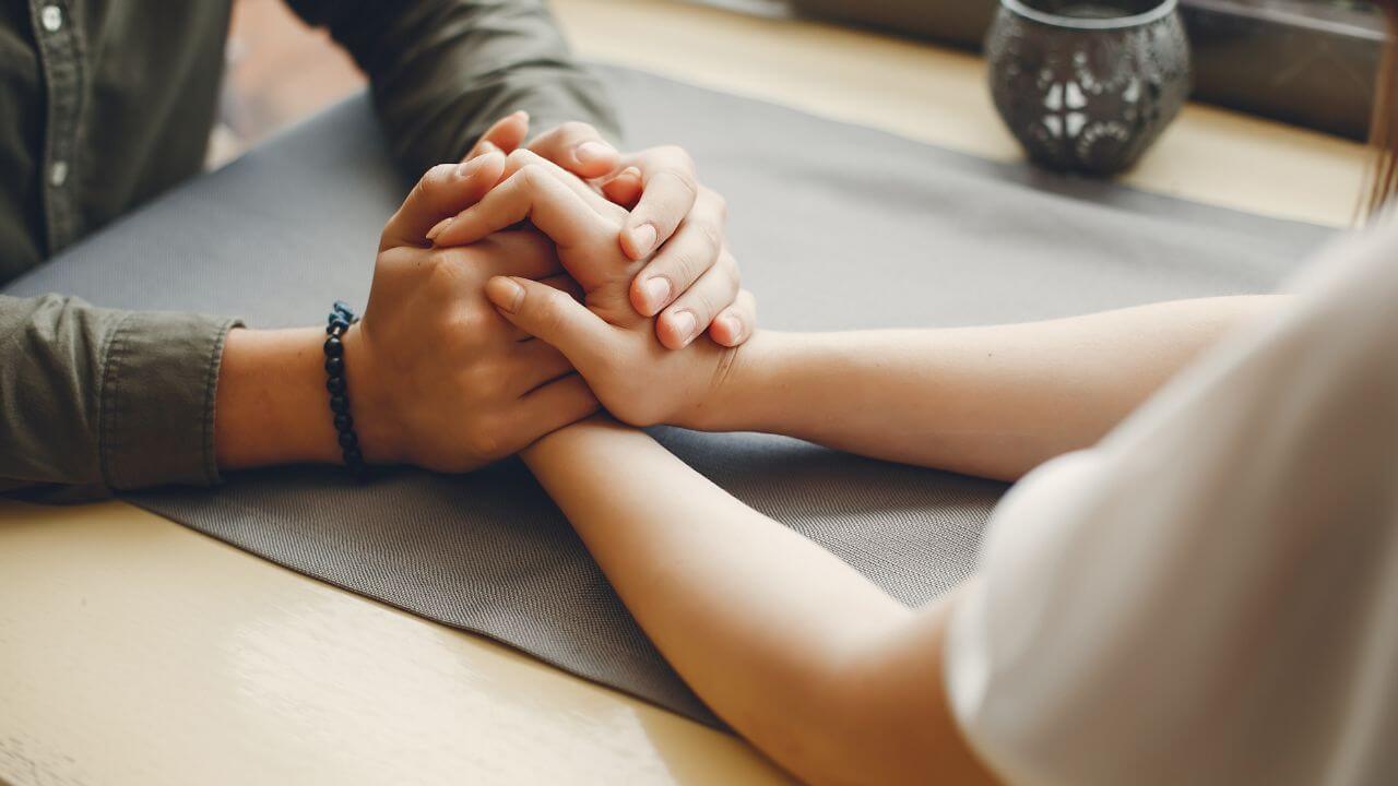 इन इशारों से जानिए लड़की आपको पसंद करती है या नहीं, जानिए सच