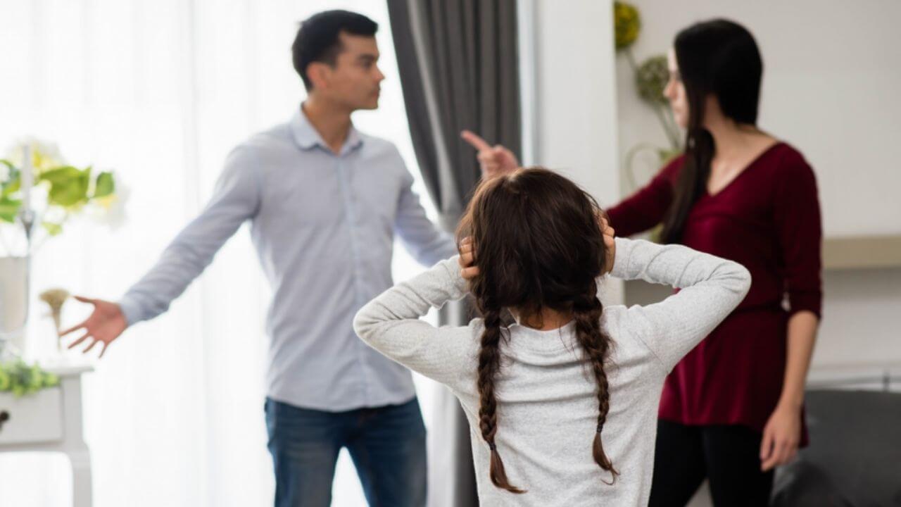 मां-बाप की लड़ाई बच्चों को अंदर से तोड़ देती है, जानिए वो 3 जख्म जो उम्रभर नहीं भरते