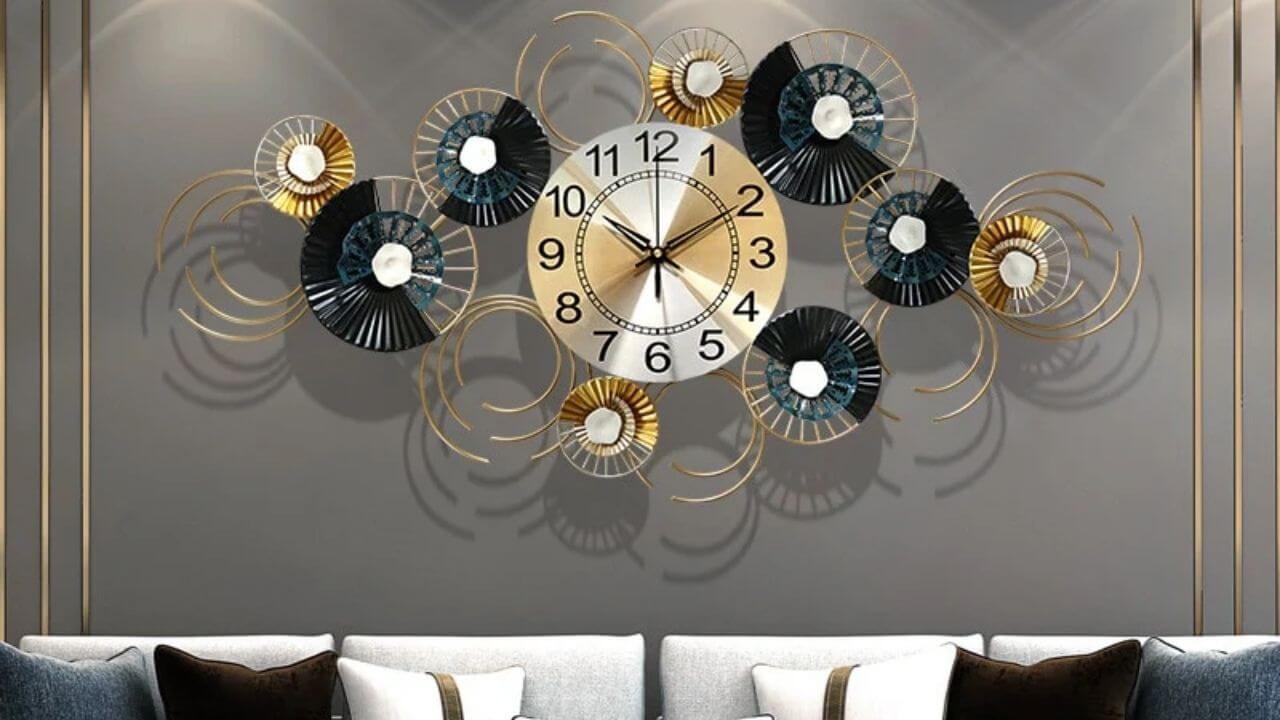 पैसों की तंगी से बचना है तो इस दिशा में लगाएं घर की घड़ी, वास्तु शास्त्र में बताई गई है खास वजह