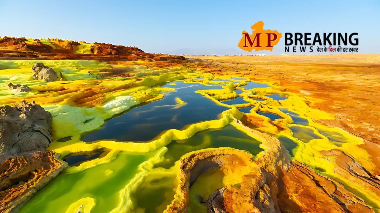 धरती का नरक जहाँ खोलती है जमींन, इंसानो की सांसे थाम देने वाली गर्मी और सल्फर की झीलें जो इसे बनाती है दुनिया की सबसे खतरनाक जगह!