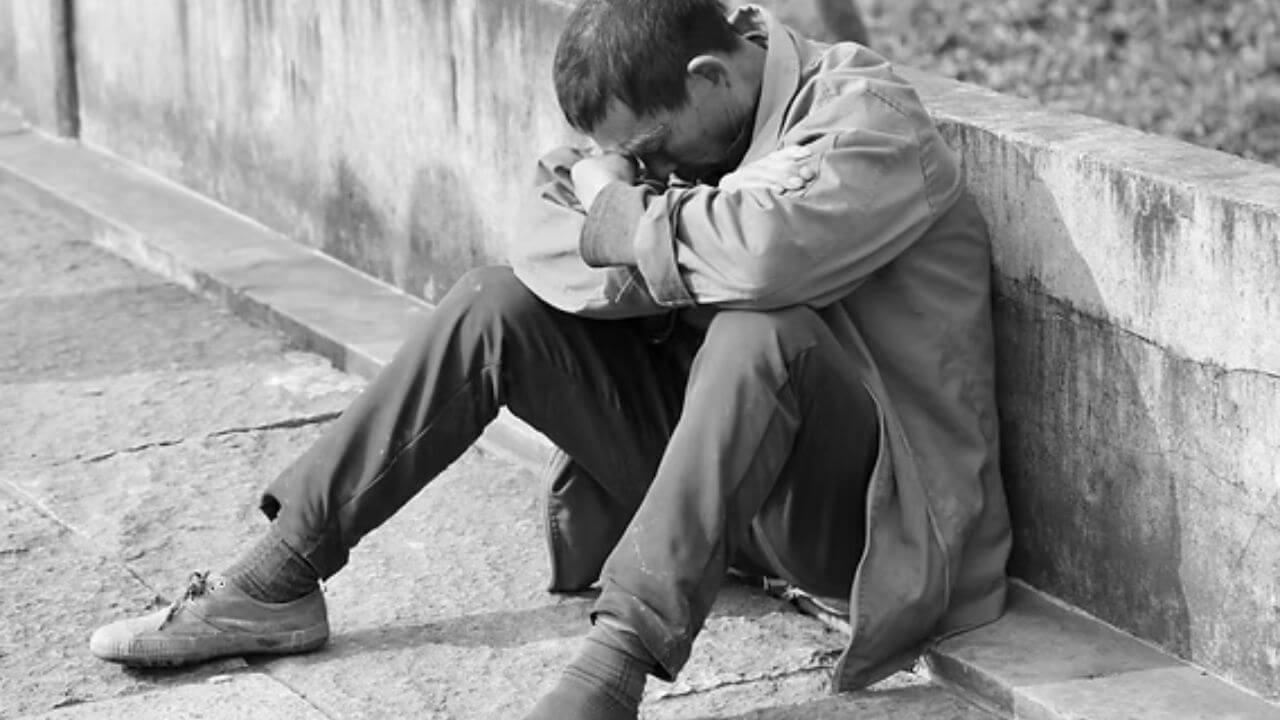 दुनिया का सबसे गरीब आदमी, पहले खेलता था लाखों में, अब अरबों का कर्जदार!