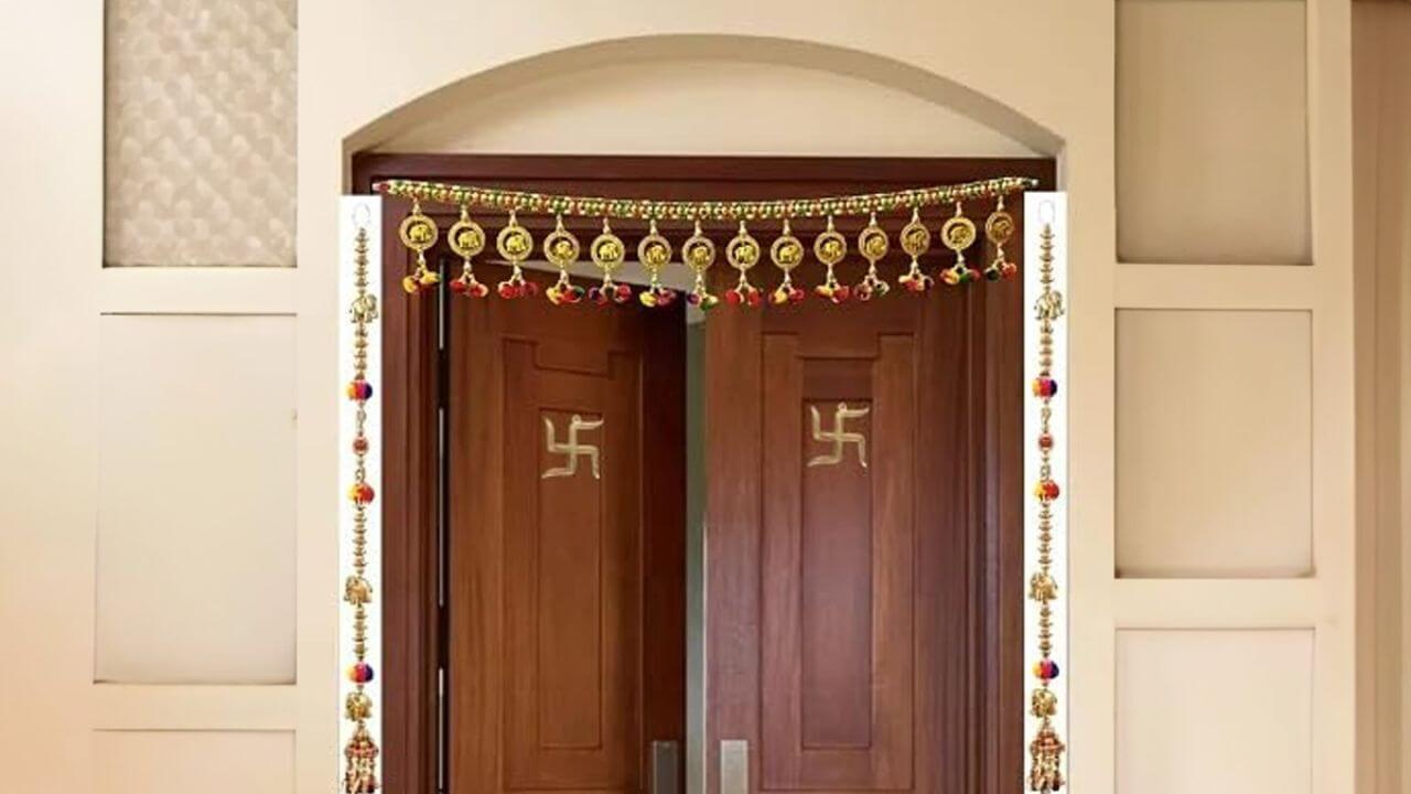 मुख्य द्वार पर लगाएं पीतल का स्वास्तिक, बुरी नजर रहेगी दूर, बनने लगेंगे सारे काम