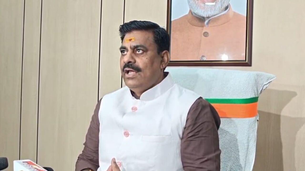 कांग्रेस में घमासान, दो गुट आपस में भिड़े, BJP विधायक रामेश्वर शर्मा का तंज, लगता है कि अभी थोड़ी सी कांग्रेस जिंदा है