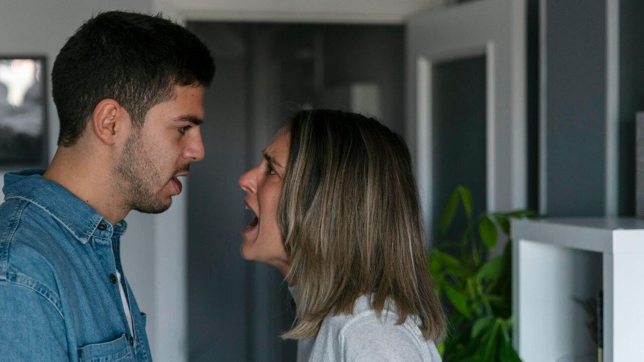 पति-पत्नी के रिश्ते में आ गई है दूरियां? कहीं वजह ‘वो’ तो नहीं! जानिए वफादारी बढ़ाने के 5 असरदार तरीके