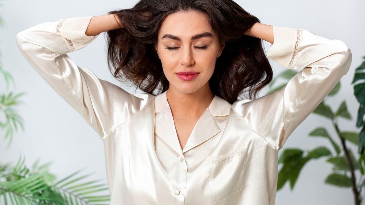 मानसून में बालों की चमक रहेगी बरकरार, जानिए सिल्की हेयर पाने के 3 केयर टिप्स