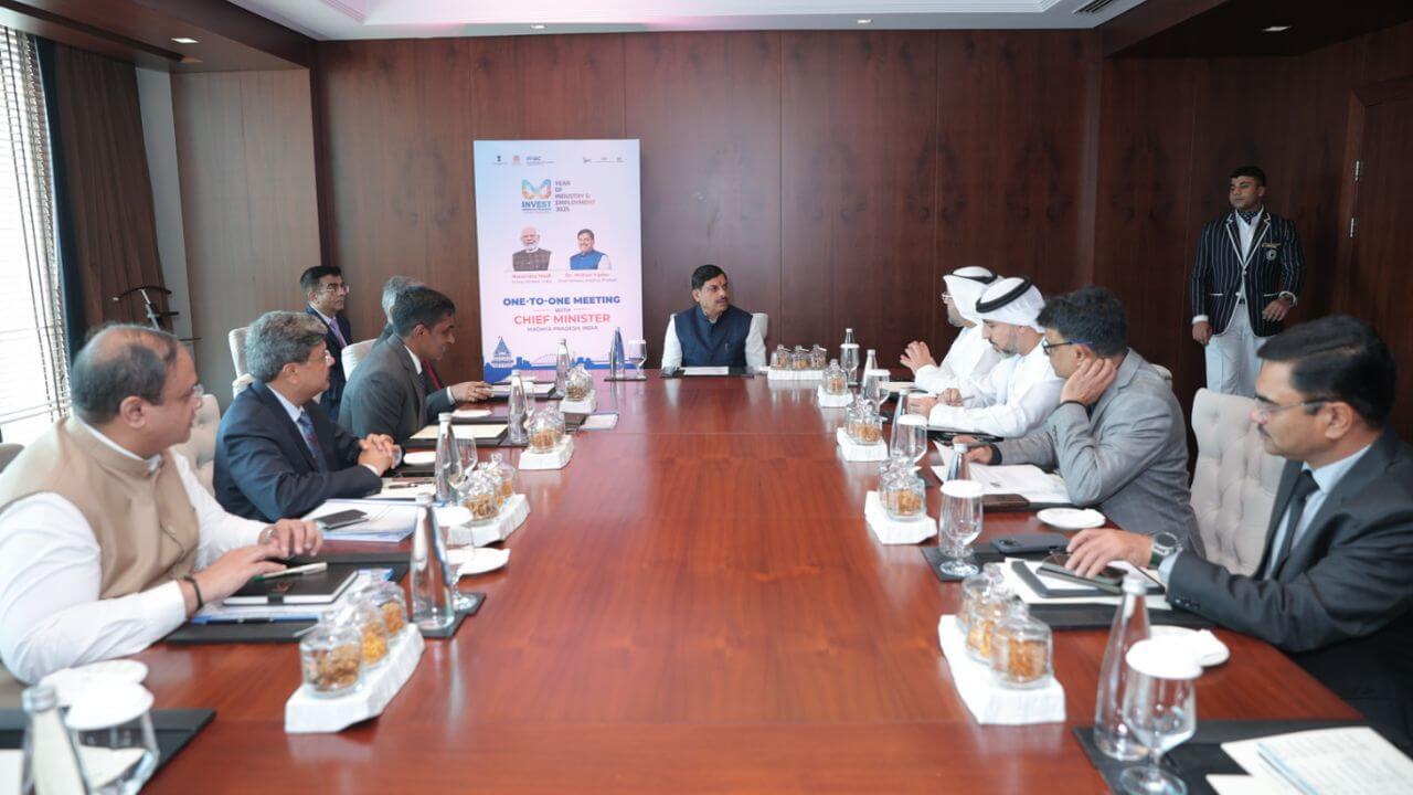 दुबई यात्रा के दूसरे दिन मुख्यमंत्री डॉ मोहन यादव की निवेशकों से चर्चा, भोपाल इंदौर जैसे शहरों से सीधी उड़ान सेवा की संभावना भी तलाशी