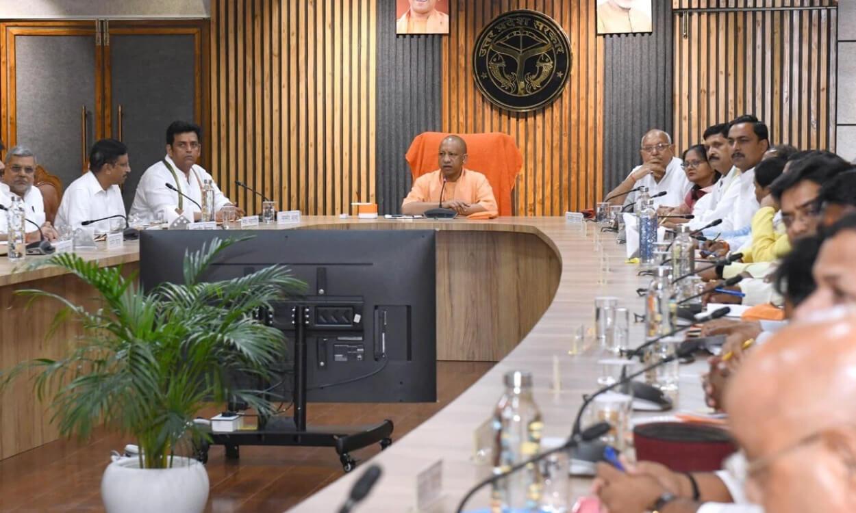 गोरखपुर-बस्ती मंडल की सड़कों को लेकर सक्रिय हुए सीएम योगी, जनप्रतिनिधियों से मांगे नए प्रस्ताव