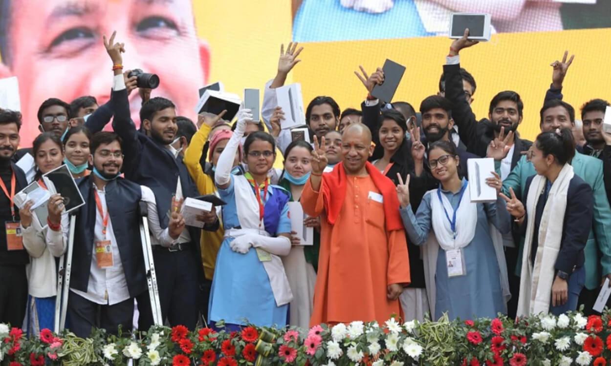 यूपी सरकार ने बदला फैसला, अब युवाओं को स्मार्टफोन नहीं, मिलेंगे सिर्फ टैबलेट