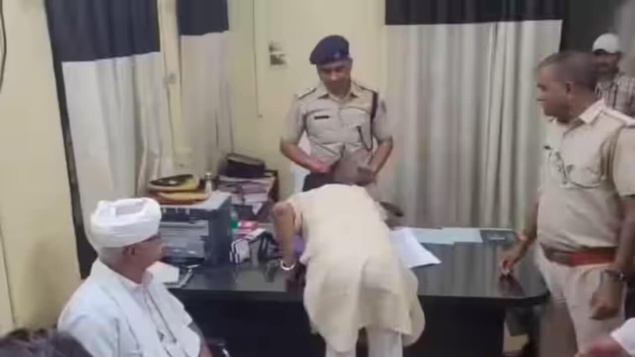 ‘बीजेपी विधायक’ ने डिप्टी एसपी के पैर छुए, वीडियो वायरल; बांसवाड़ा में थानेदार पर पक्षपात के आरोप, जानें…