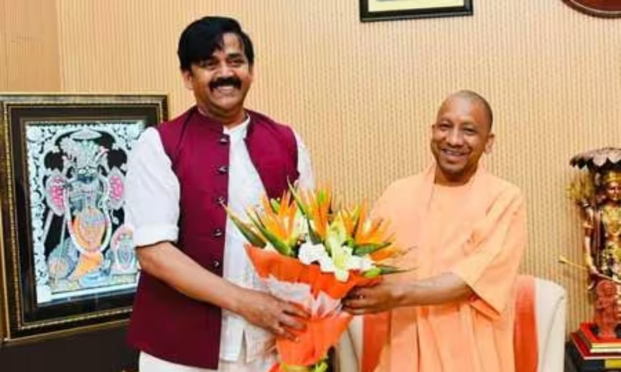 सांसद रवि किशन ने नाले के ऊपर बनाया घर, सीएम योगी बोले-मशीन सब पकड़ लेती है