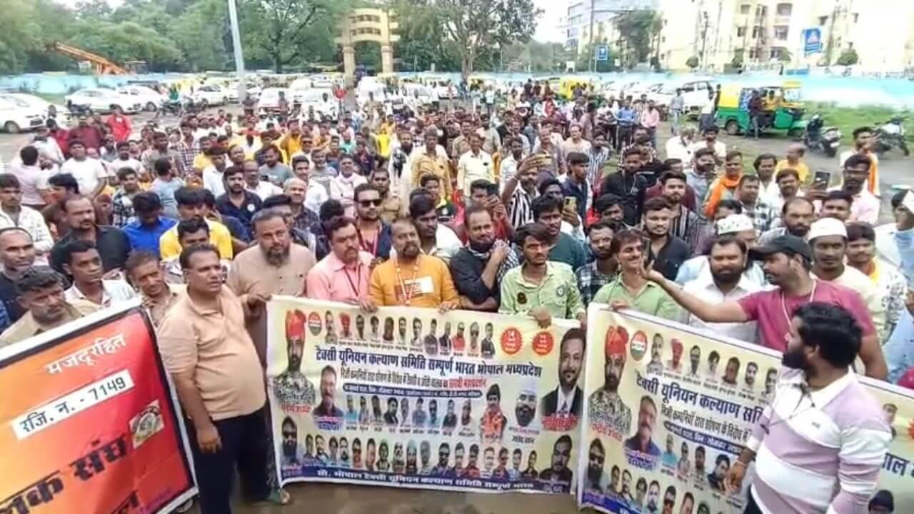 भोपाल में ऑनलाइन बुकिंग ऐप के खिलाफ टैक्सी ड्राइवरों का विरोध प्रदर्शन, ओला-उबर पर शोषण आरोप लगाते हुए सरकार से की ये मांगें